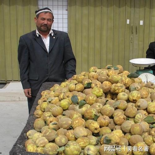 新疆网红吃哈密瓜,哈密瓜美味引全民热议